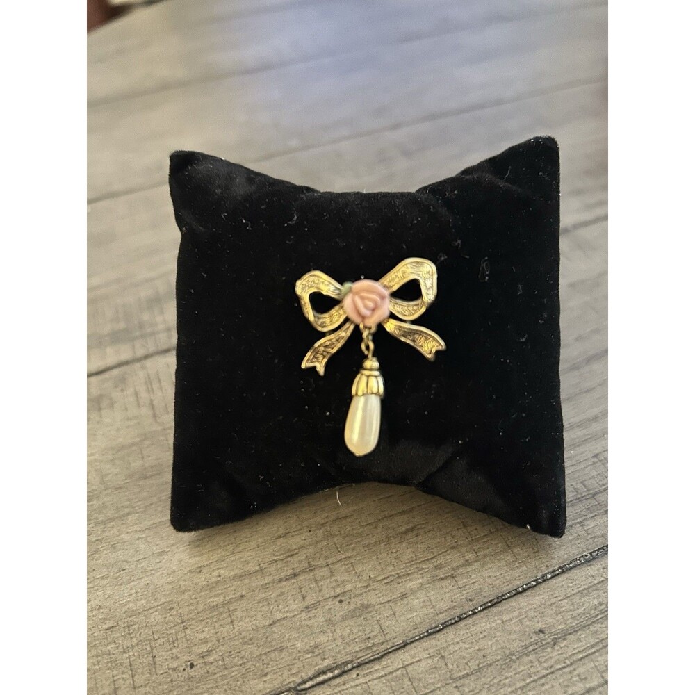 Delicate Vintage Gold Tone Brooch With Bow And Dangling Pearl